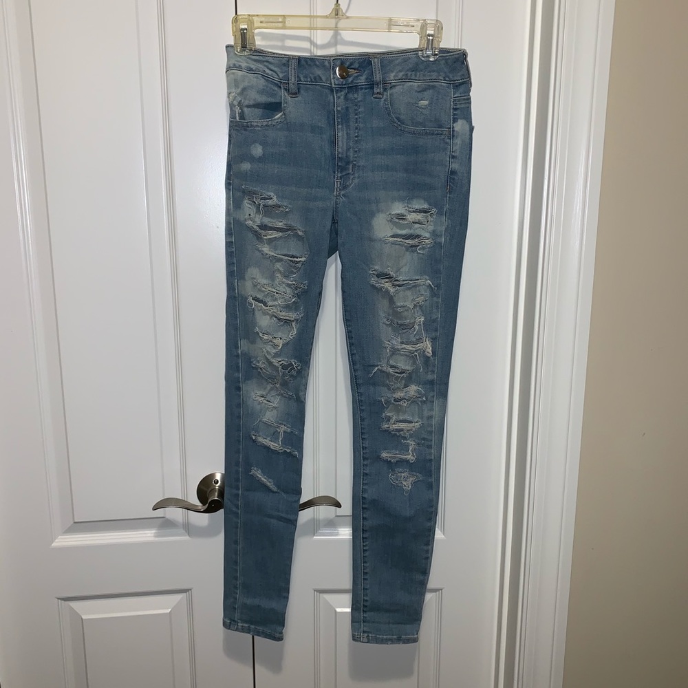 *Never worn* American Eagle High Rise Ripped Jeans